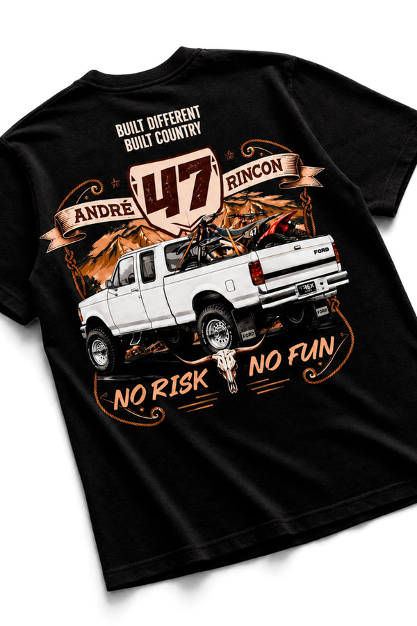 Detalhe em ângulo da estampa traseira da Camiseta T-Rex Lift Andre Rincon 47 preta adulto