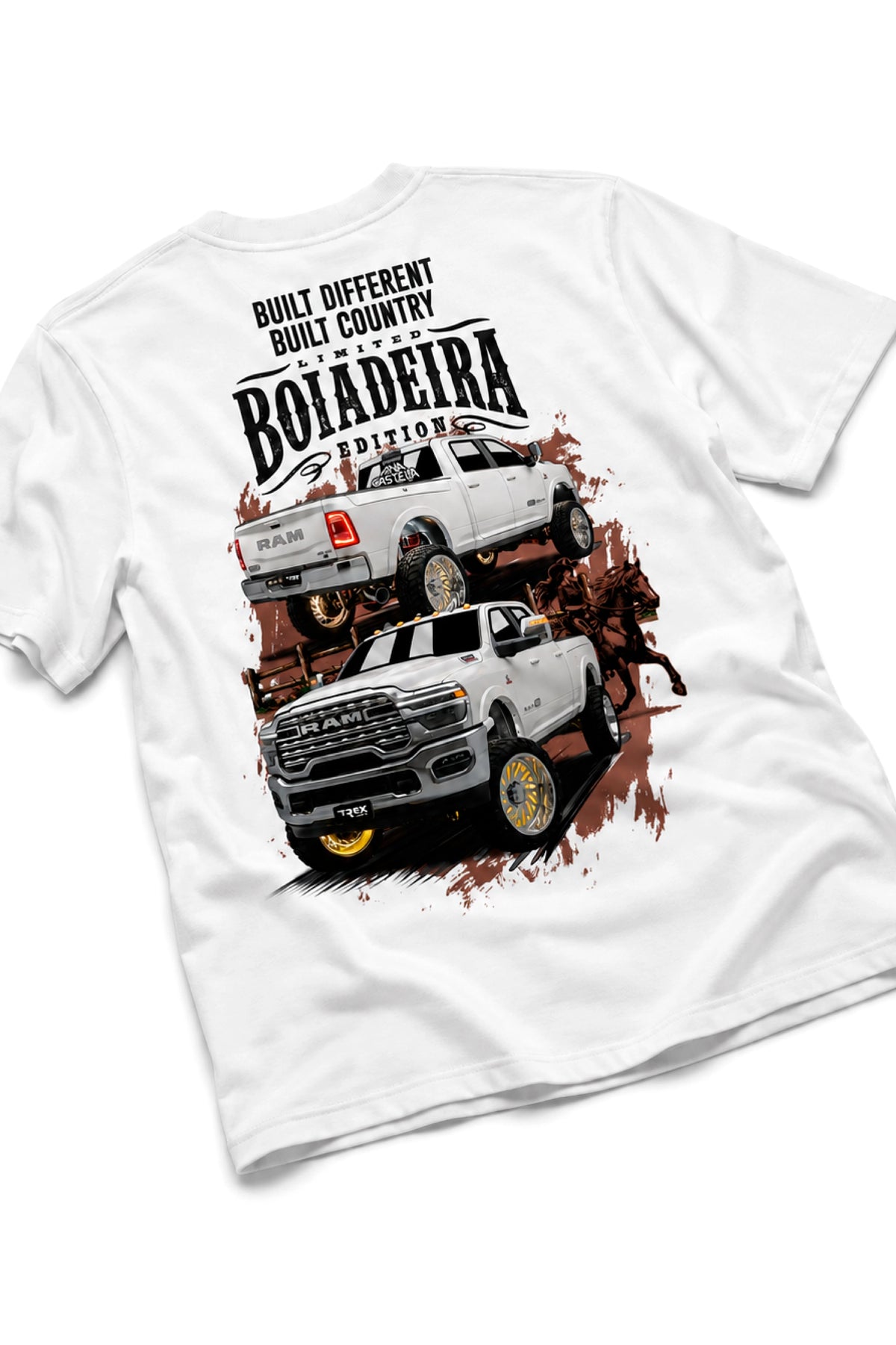 Detalhe em ângulo da estampa traseira da Camiseta T-Rex Lift Ram Boiadeira branca adulto
