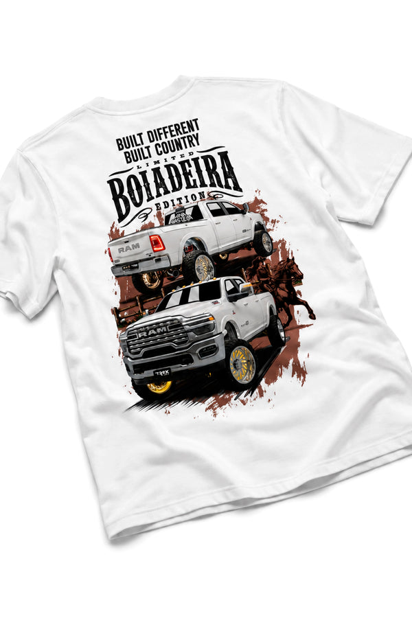 Detalhe em ângulo da estampa traseira da Camiseta T-Rex Lift Ram Boiadeira branca adulto