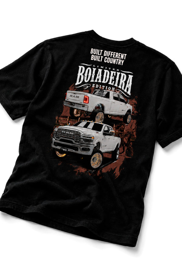 Detalhe em ângulo da estampa traseira da Camiseta T-Rex Lift Ram Boiadeira preta adulto