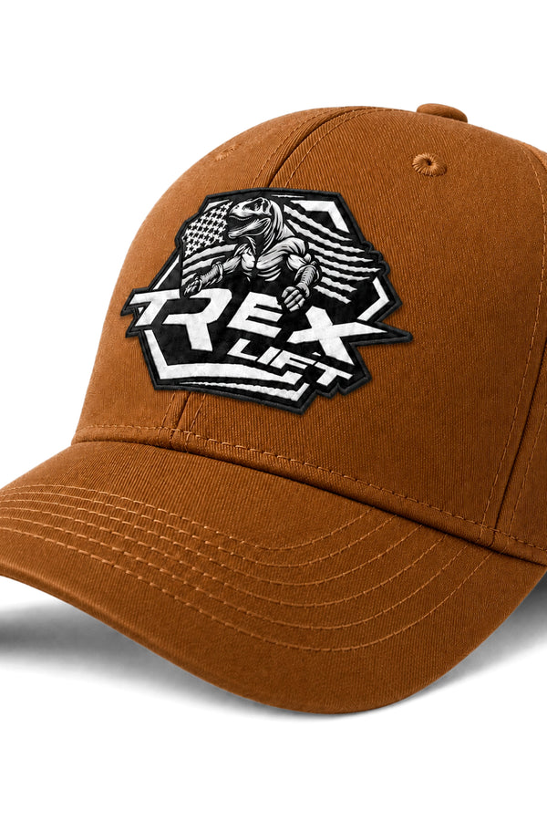 Detalhe da logo preta frontal do Boné Dad Hat T-Rex Lift marrom