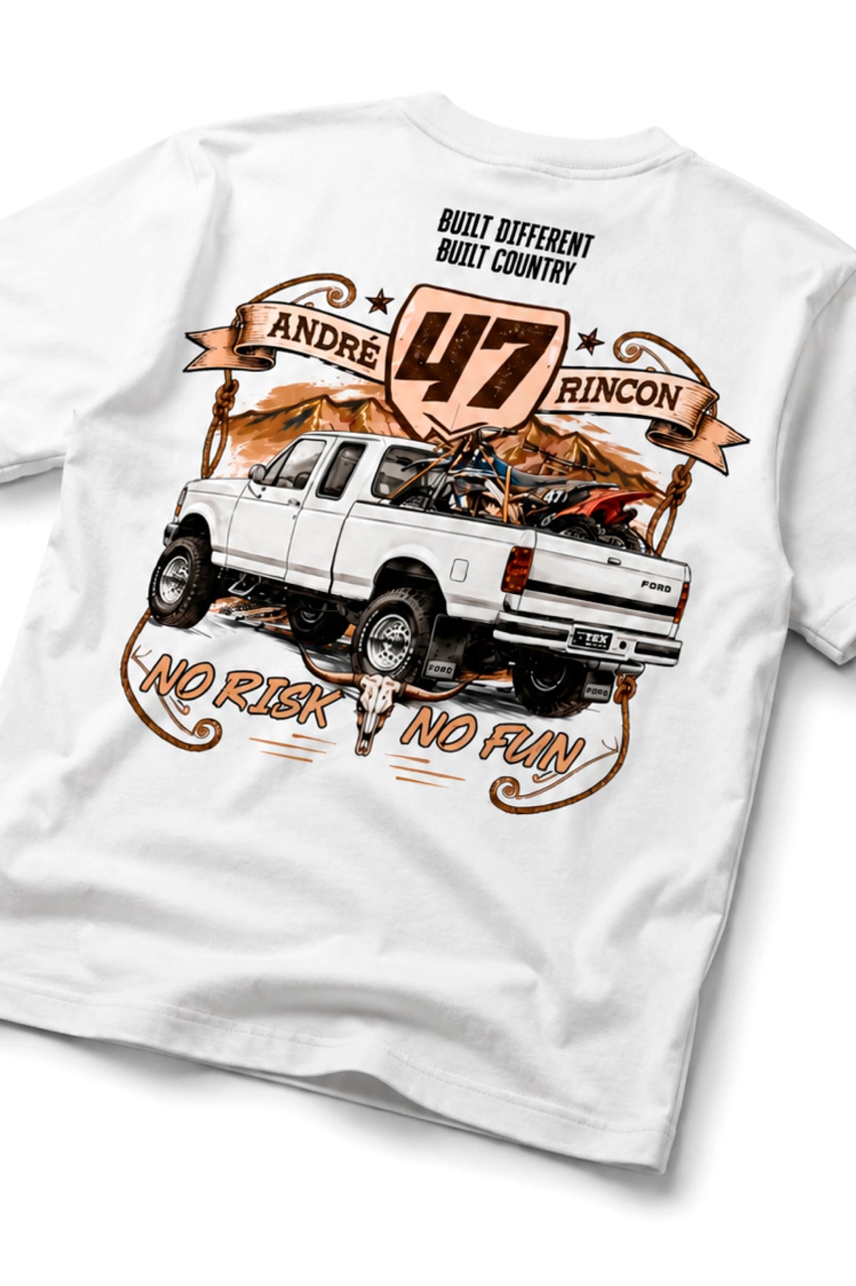 Detalhe em ângulo da estampa traseira da Camiseta T-Rex Lift Andre Rincon 47 branca adulto