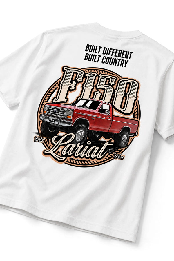 Detalhe em ângulo da estampa traseira da Camiseta T-Rex Lift F150 Lariat branca adulto