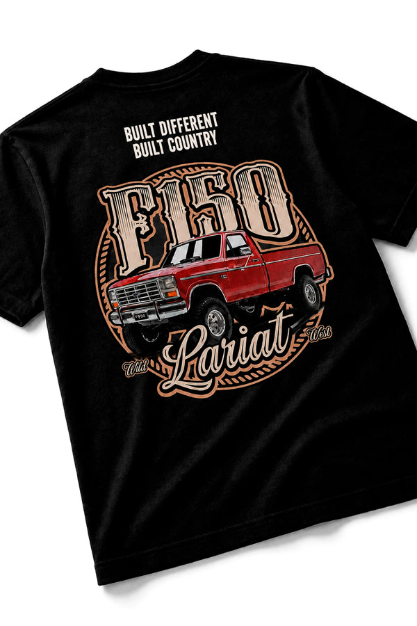 Detalhe em ângulo da estampa traseira da Camiseta T-Rex Lift F150 Lariat preta adulto
