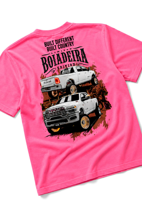 Detalhe em ângulo da estampa traseira da Camiseta T-Rex Lift Ram Boiadeira rosa infantil